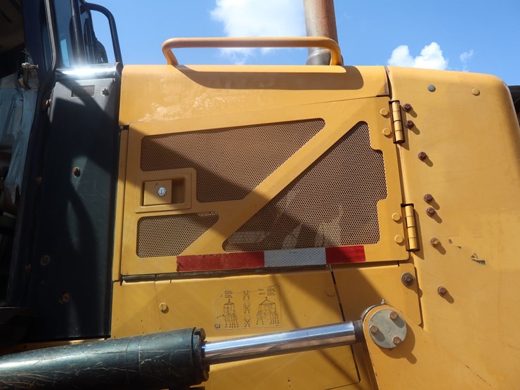 2014-caterpillar-d6n-image-25