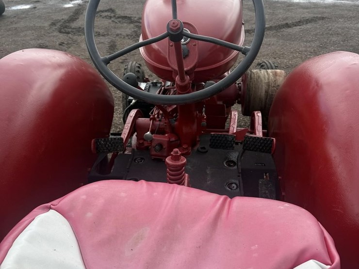 #158-•-1949-i-6-standard-international-tractor-image-4