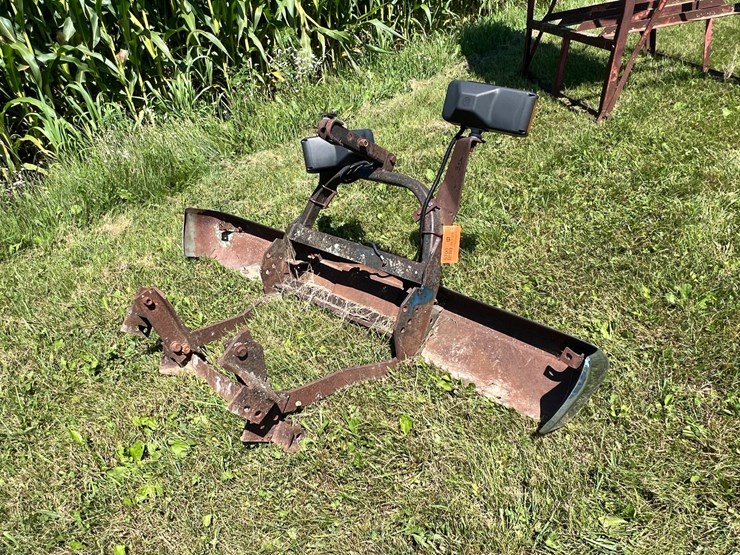 #5700-•-snow-plow-bracket-off-a-pick-up-truck-image-2