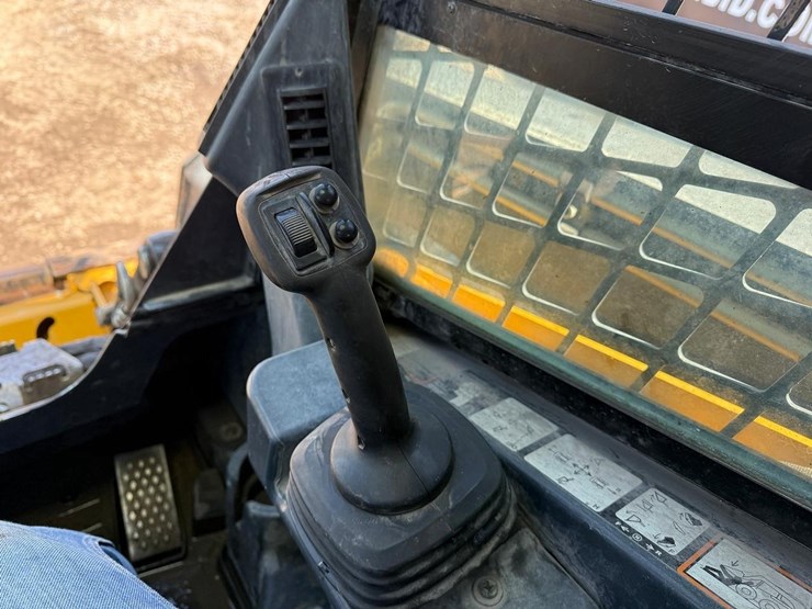 2014-deere-326e-image-19