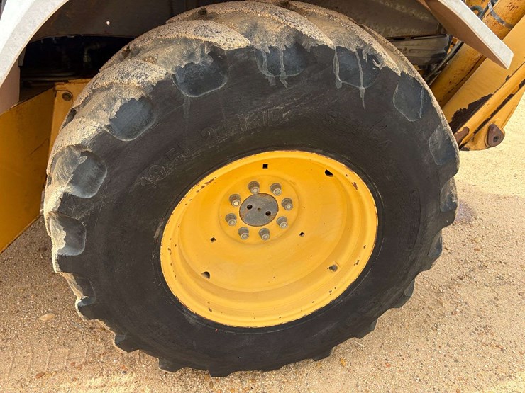 new-holland-555e-image-13