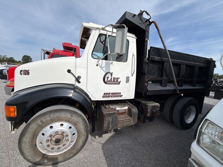 #271-•-1988-international-2375-single-axle-dump-truck-image-3