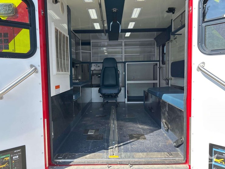 2016-chevrolet-c3500-image-26