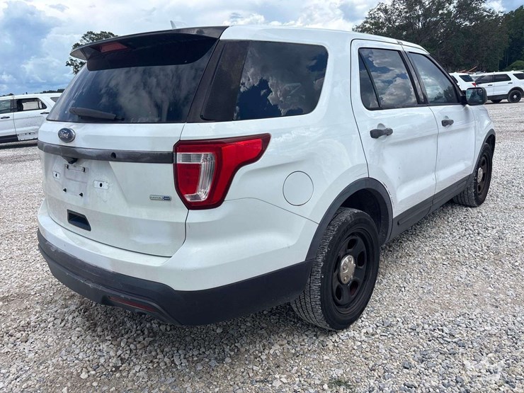 2016-ford-explorer-image-3