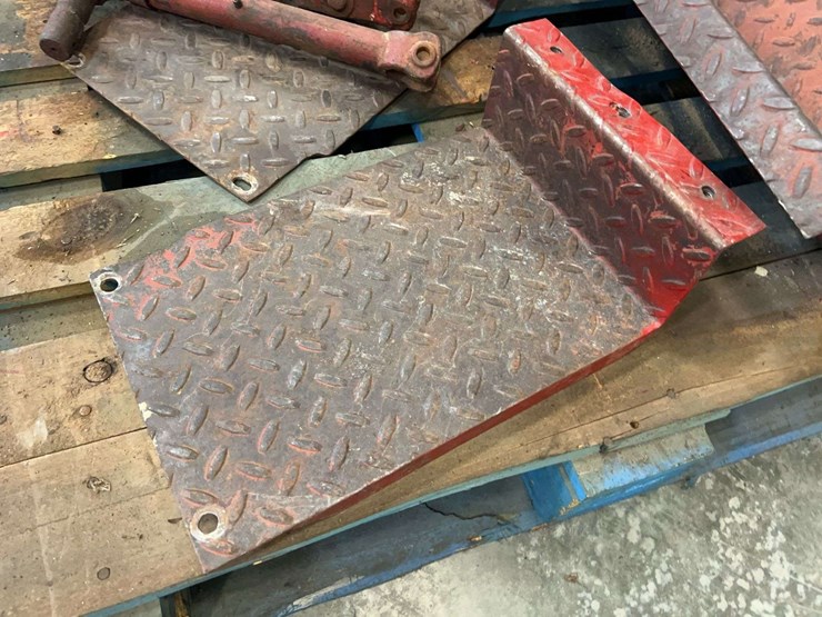 international-harvester-wheatland-sheet-metal,-step,-and-fast-hitch-adjusters-image-4