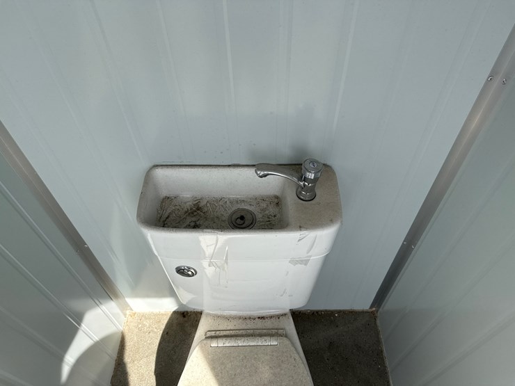 #395-•-portable-restroom-image-6