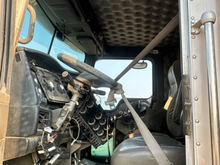 2011-kenworth-t800-image-17