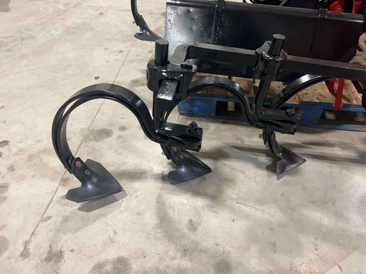 international-harvester-fast-hitch-two-row-cultivator-with-tunnel-shields-image-28