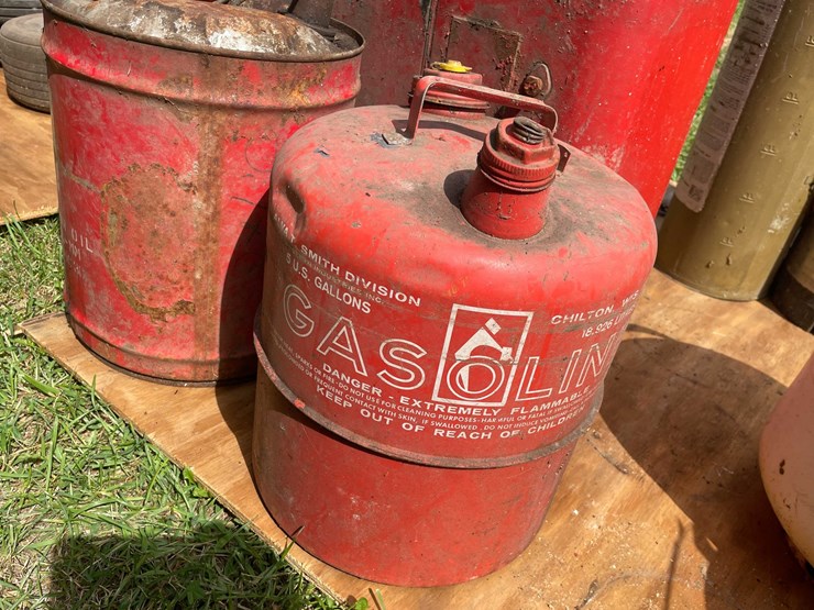#1662-•-(3)-vintage-metal-gas-cans-image-2