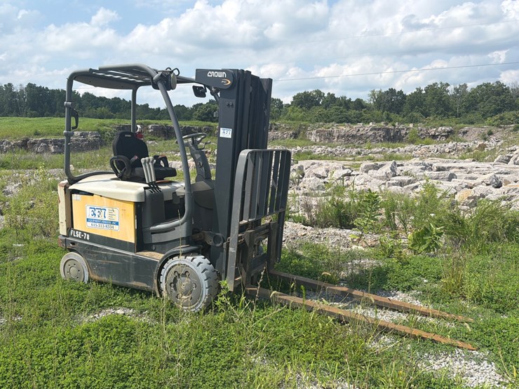 #562-•-2016-crown-fc5225-industrial-forklift-image-1