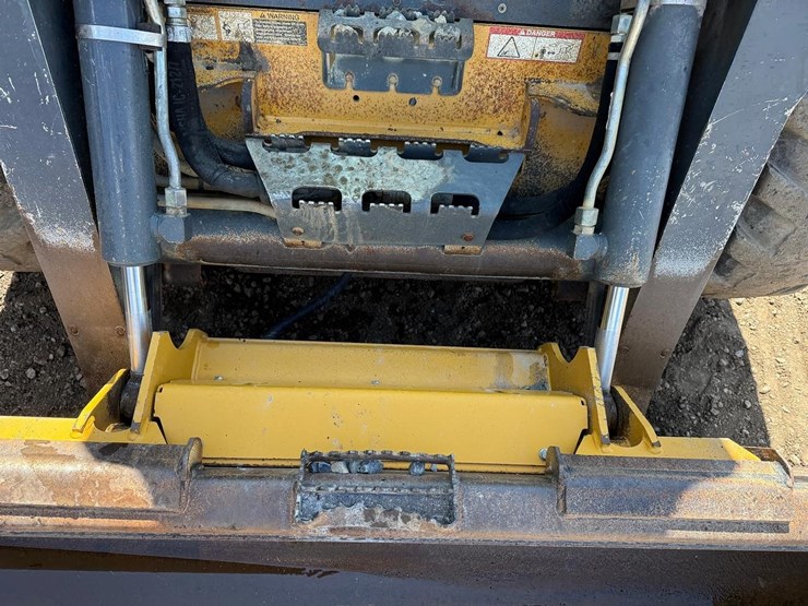 2014-deere-326e-image-10