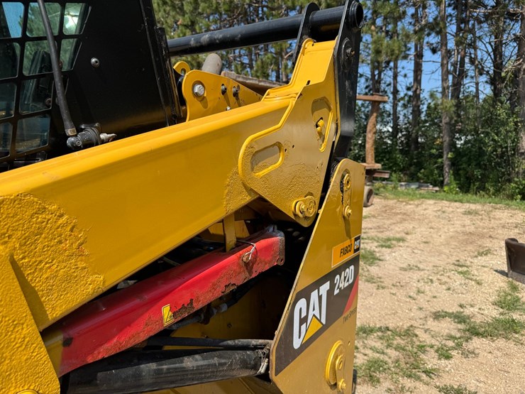 caterpillar-242d-image-14