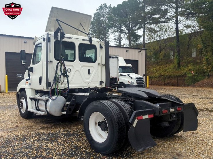 2019-freightliner-cascadia-125-image-2