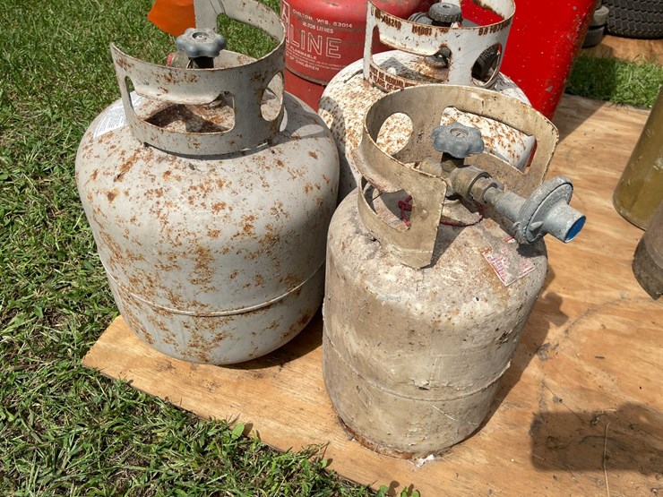 #1663-•-(3)-propane-tanks-image-3