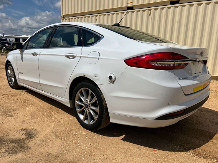 2017-ford-fusion-se-hybrid-(188,193-miles)-image-2