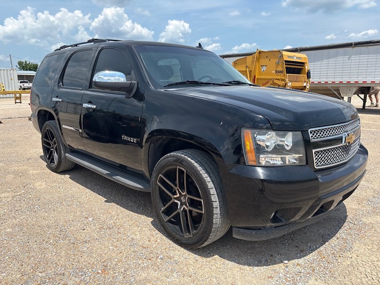 2014-chevrolet-tahoe-ltz-image-3