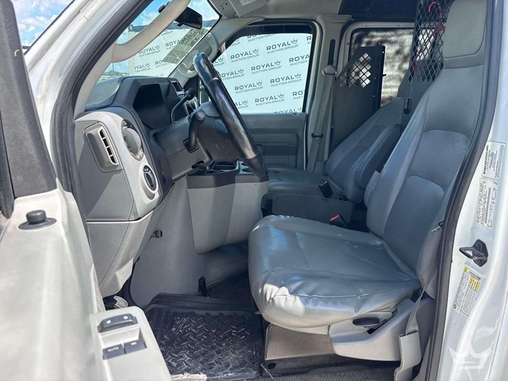 2013-ford-cargo-image-11