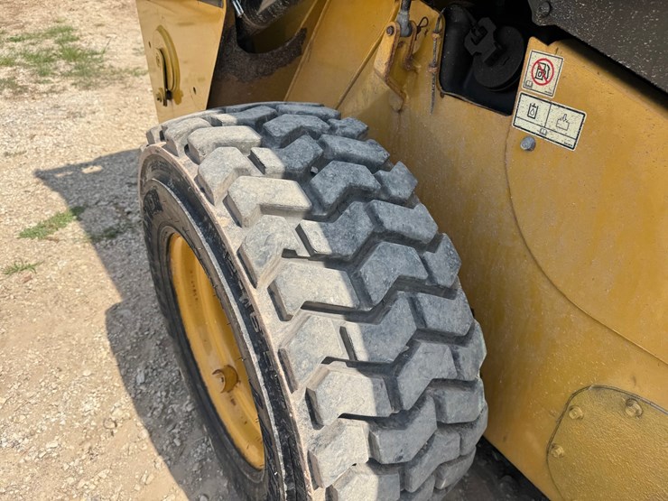 caterpillar-242d-image-53