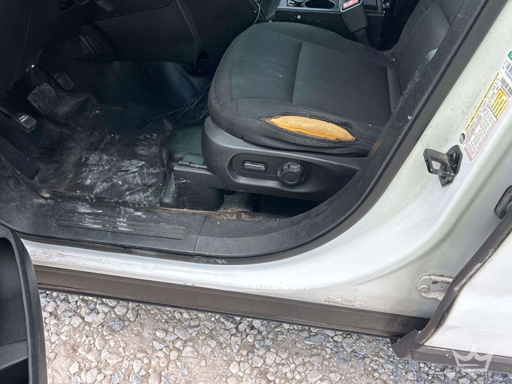 2016-ford-explorer-image-13