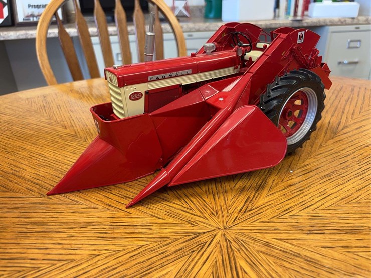 1/16-farmall-560-with-2-mh-corn-picker-precision-series-#14-image-7