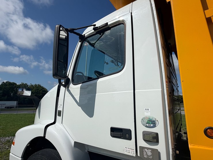 #258-•-2015-volvo-vnm-tri-axle-dump-truck-image-9