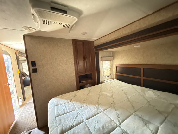 #205-•-2018-forest-river-lacrosse-luxury-lite-lct324rst-travel-image-18