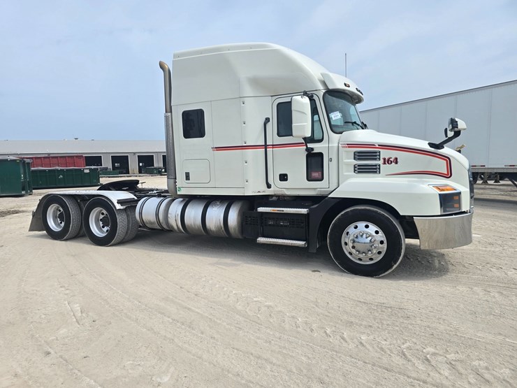 #25251-•-2020-mack-anthem-semi-sleeper-truck-image-17