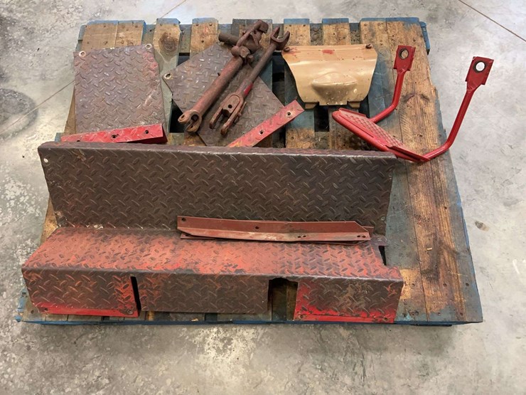 international-harvester-wheatland-sheet-metal,-step,-and-fast-hitch-adjusters-image-1