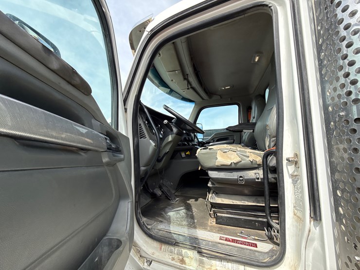 2017-kenworth-t880-image-19