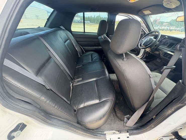 2009-ford-crown-victoria-4-door-sedan-(44,660-miles)-image-20