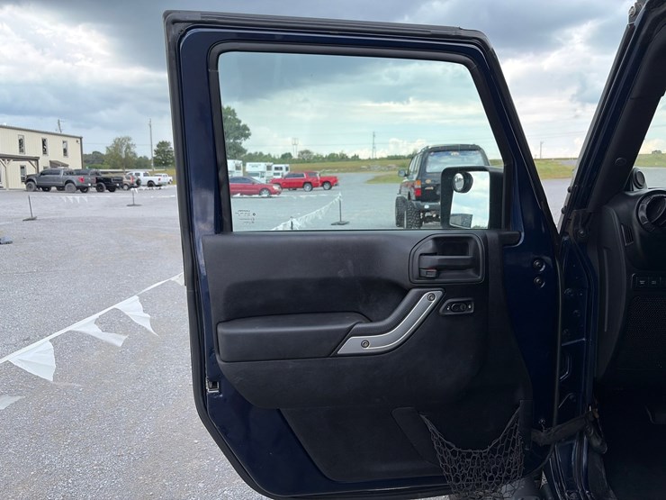 2013-jeep-wrangler-rubicon-image-15