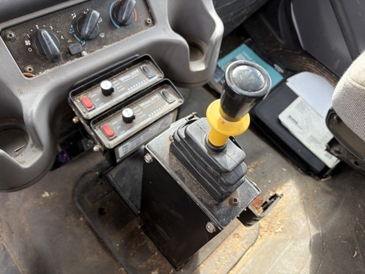 2013-freightliner-114sd-image-52