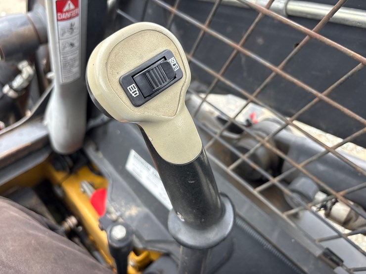 2019-new-holland-l228-image-61