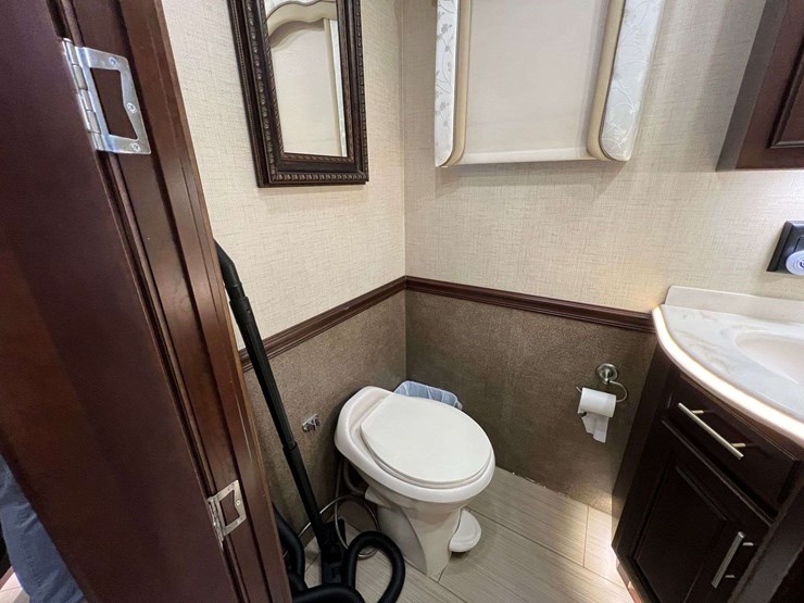 2016-entegra-coach-aspire-44b-mountain-master-luxury-diesel-pusher-motorhome-(51,192-miles)-image-134