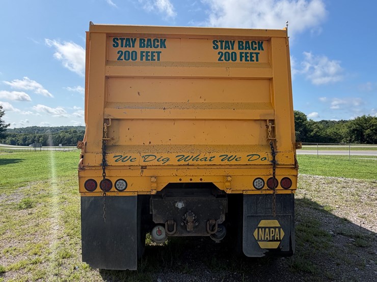 #258-•-2015-volvo-vnm-tri-axle-dump-truck-image-3