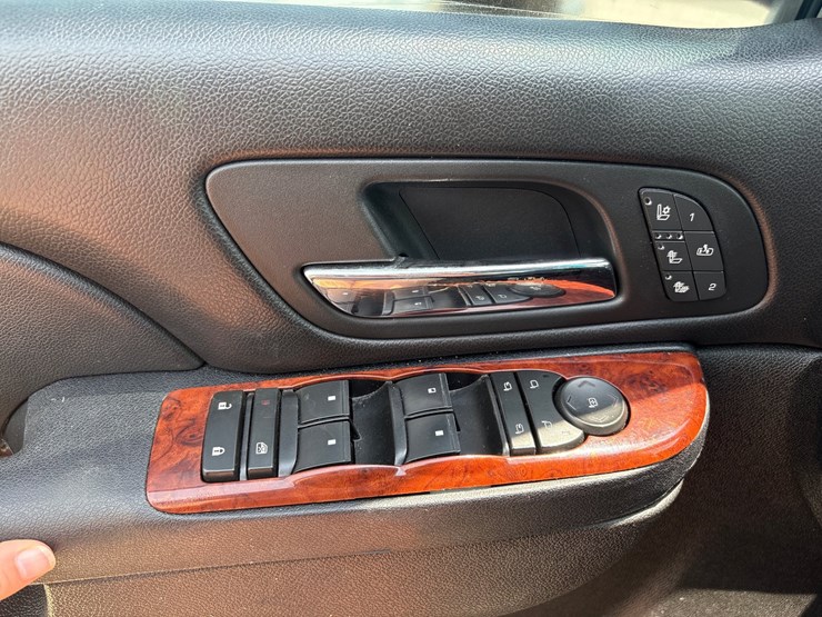 2014-chevrolet-tahoe-ltz-image-17