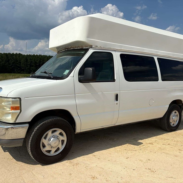 2011 FORD E350