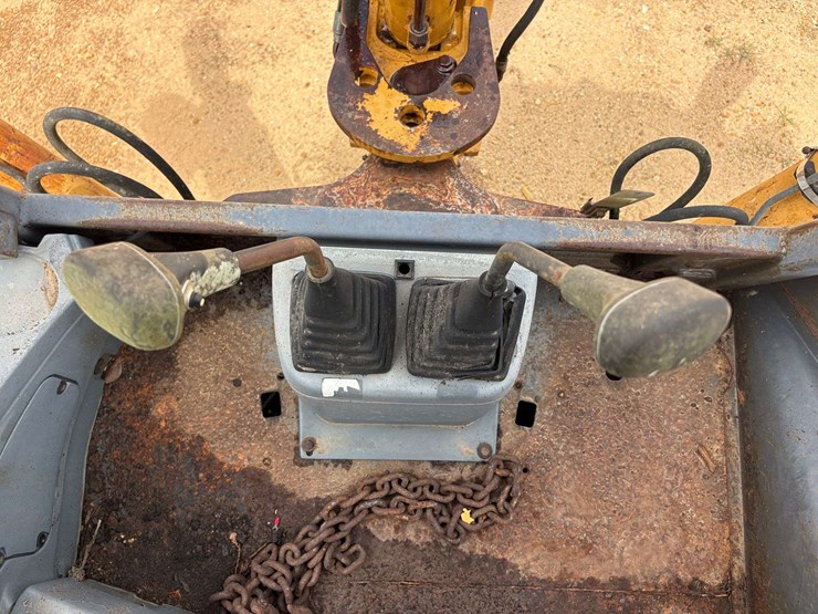 new-holland-555e-image-25