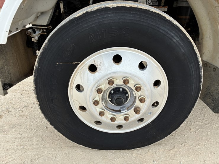 2012-peterbilt-367-image-12