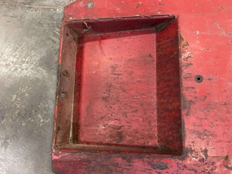 international-harvester-544-fenders-and-battery-holder-image-8
