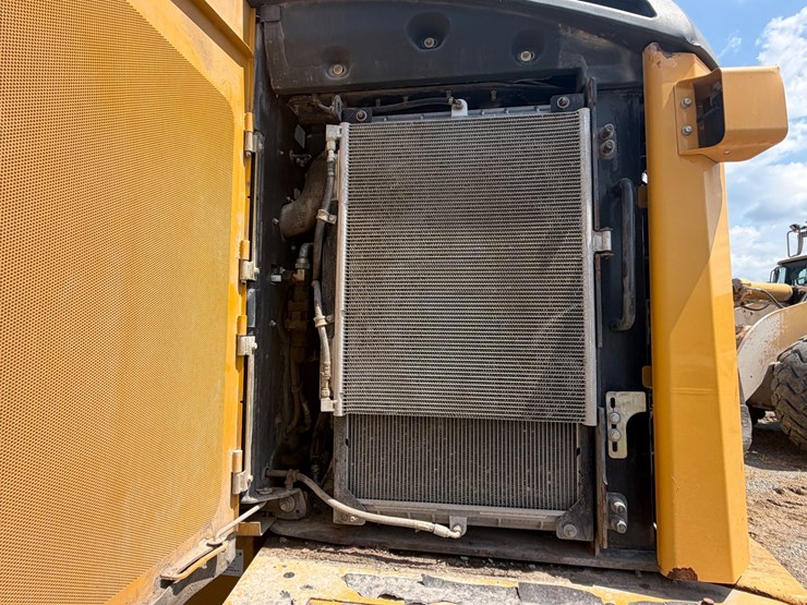 2014-deere-824k-image-17