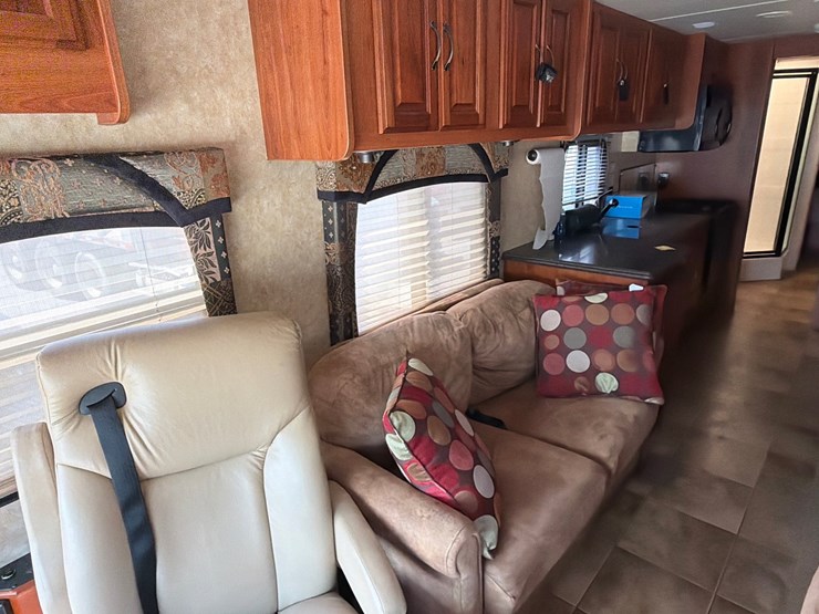 #206-•-2008-coachman-383fws-cross-country-motorhome-image-8