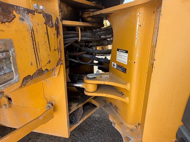 2014-deere-824k-image-13