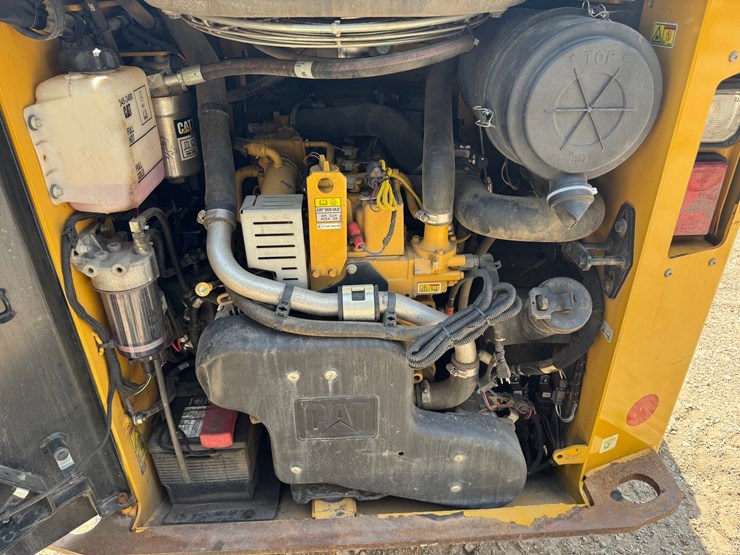 caterpillar-242d-image-26