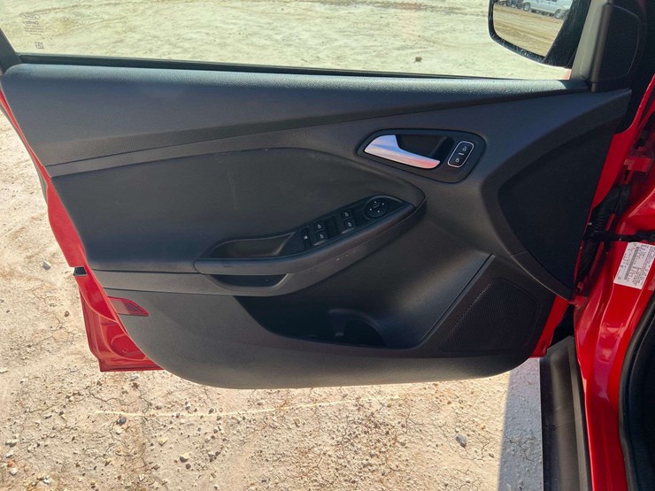 2015-ford-focus-4-door-sedan-(150,388-miles)-image-9