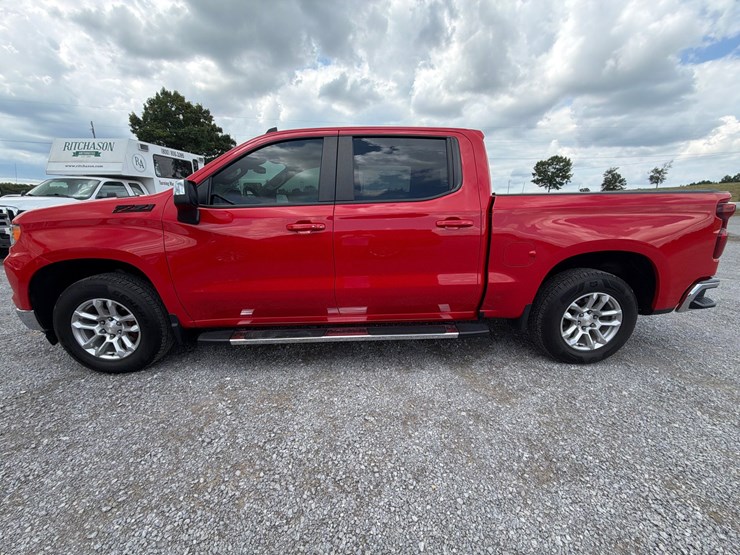 2023-chevrolet-silverado-1500-lt-image-3