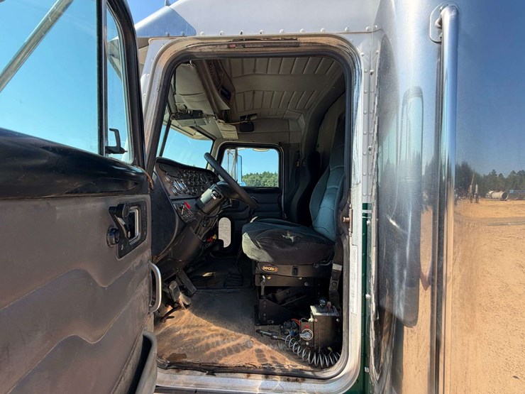 2005-peterbilt-379-image-19