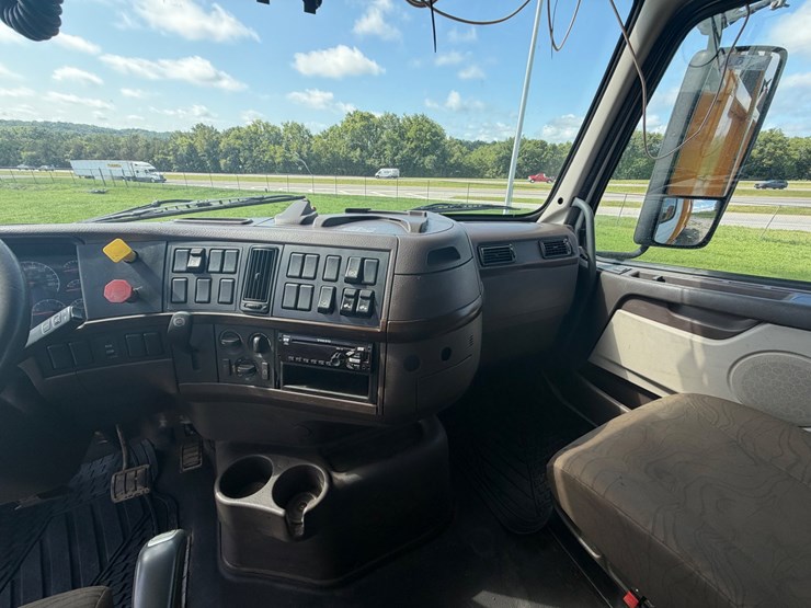 #258-•-2015-volvo-vnm-tri-axle-dump-truck-image-30