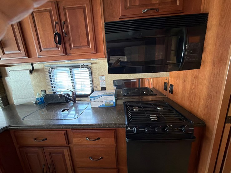#206-•-2008-coachman-383fws-cross-country-motorhome-image-12