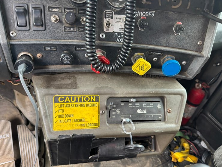 1995-mack-rd688s-image-43